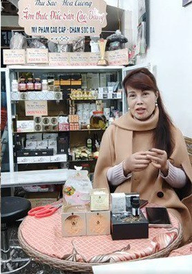 Đến hiện tại đã trôi qua gần nửa năm nhưng gương mặt của chị Sao vẫn lệch về một bên. Đặc biệt khi cười, gương mặt ấy càng làm nhiều người thất vọng.