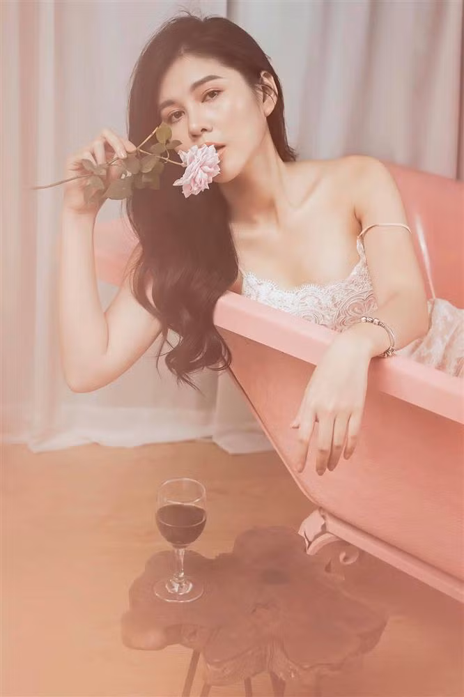 Ngoài đời, MC Thu Hoài sở hữu một gương mặt xinh đẹp và thân hình gợi cảm không thua kém gì một người mẫu chuyên nghiệp là nhờ cô có những bí quyết chăm sóc sắc vóc.