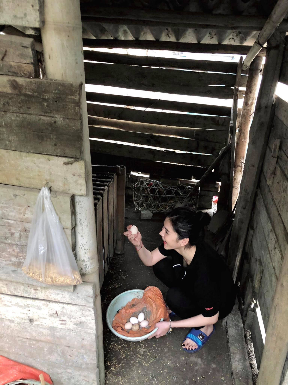 Nhiều người không giấu nổi sự bất ngờ xen lẫn thích thú, thi nhau vào để bình luận khen Thu Hoài rất đảm đang.