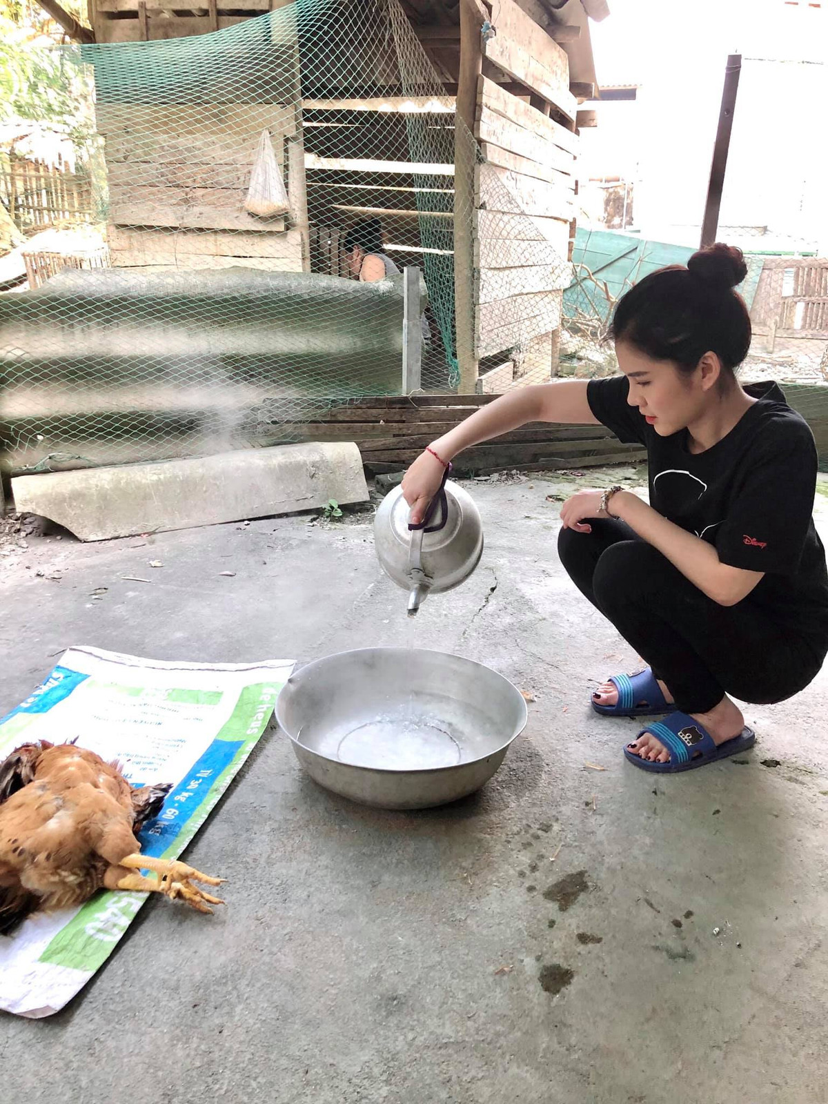 Dân tình phải nói là hết sức bất ngờ bởi MC cũng có lúc lăn xả thế này, và nhanh chóng cư dân mạng đem so sánh hình ảnh lúc lên truyền hình với làm nội trợ của Thu Hoài khiến ai nhìn vào cũng xuýt xoa.