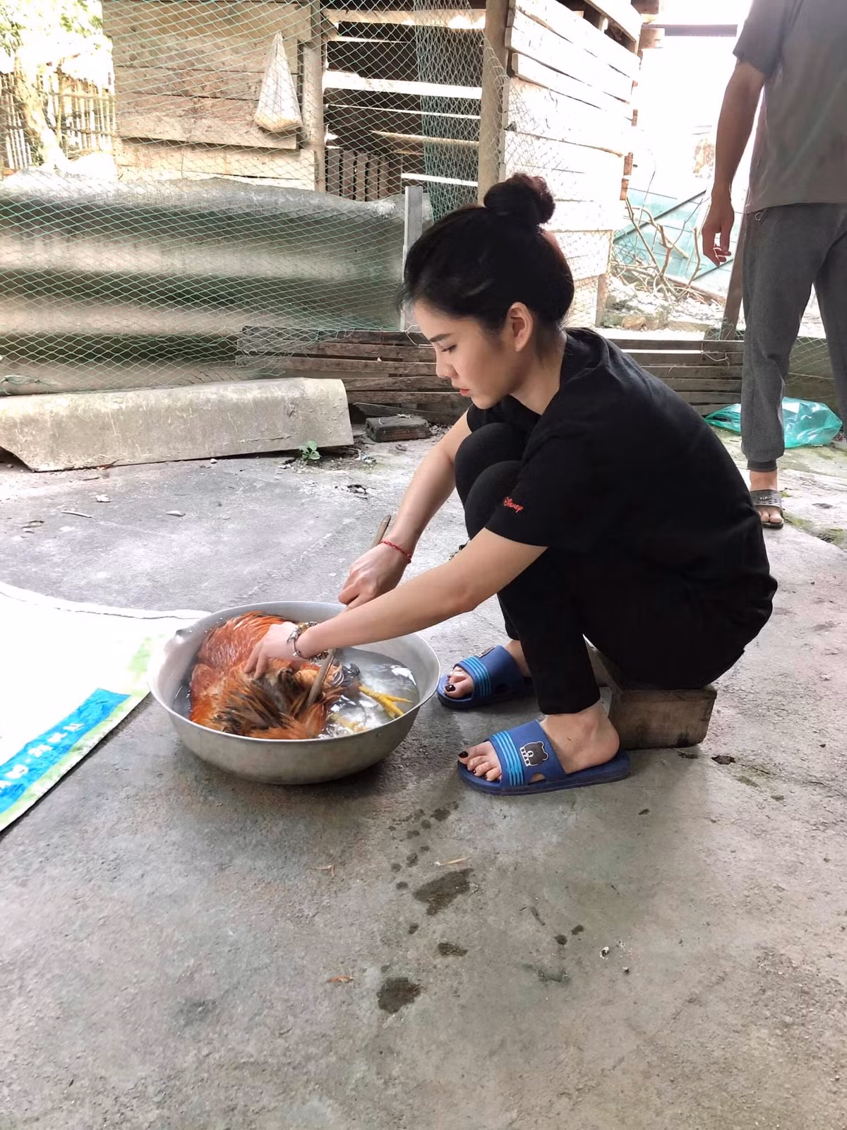 Dù khi đi làm cô nàng có ăn vận chỉn chu hơn so với ngồi vặt lông gà, nhưng nhan sắc của Thu Hoài vẫn được đánh giá cao vì góc nghiêng thần thánh, vẫn xinh đẹp như thường.