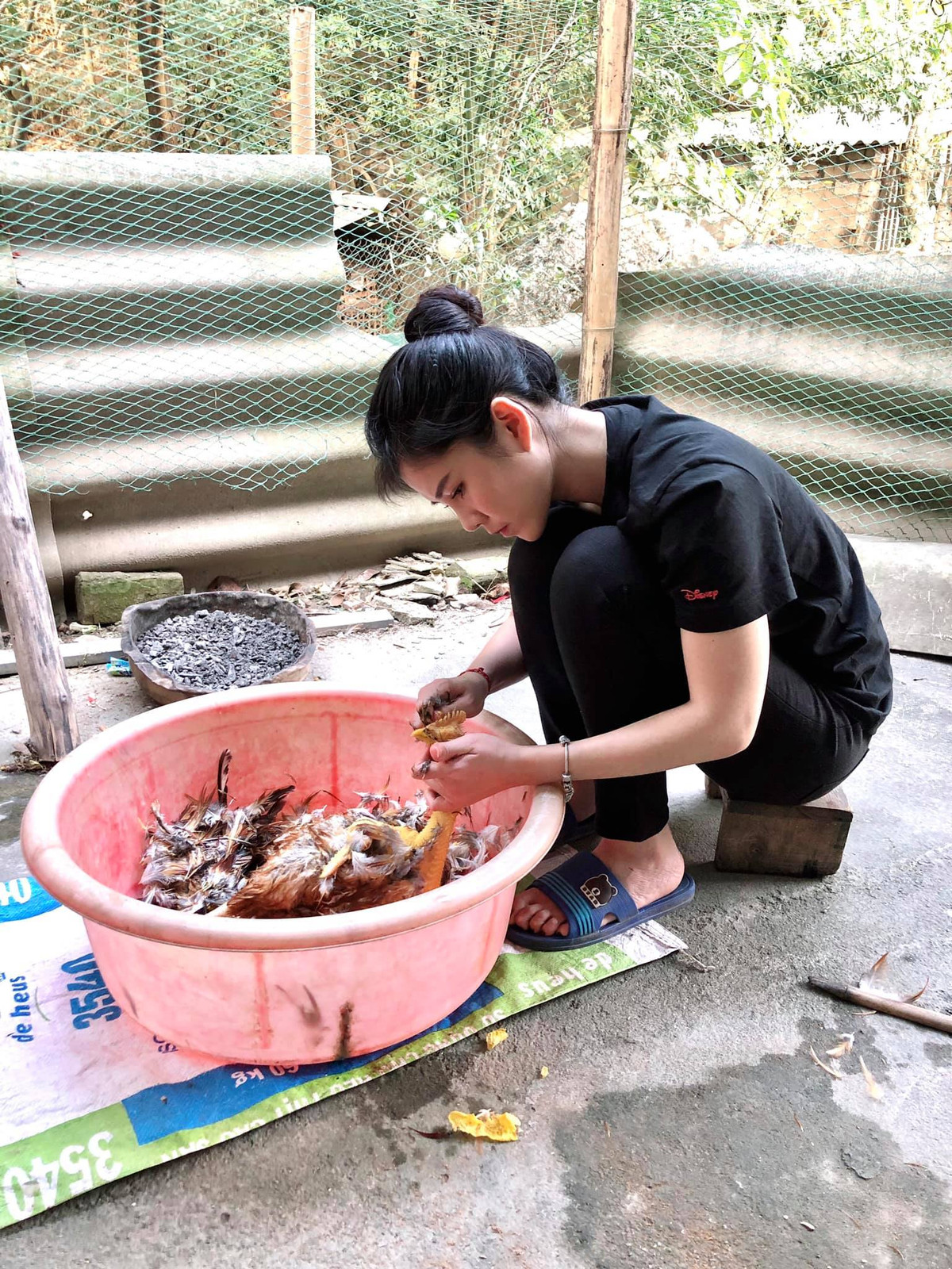 Đặc biệt, việc cô không ngại lăn xả ngồi vặt lông gà được mọi người tán thưởng.