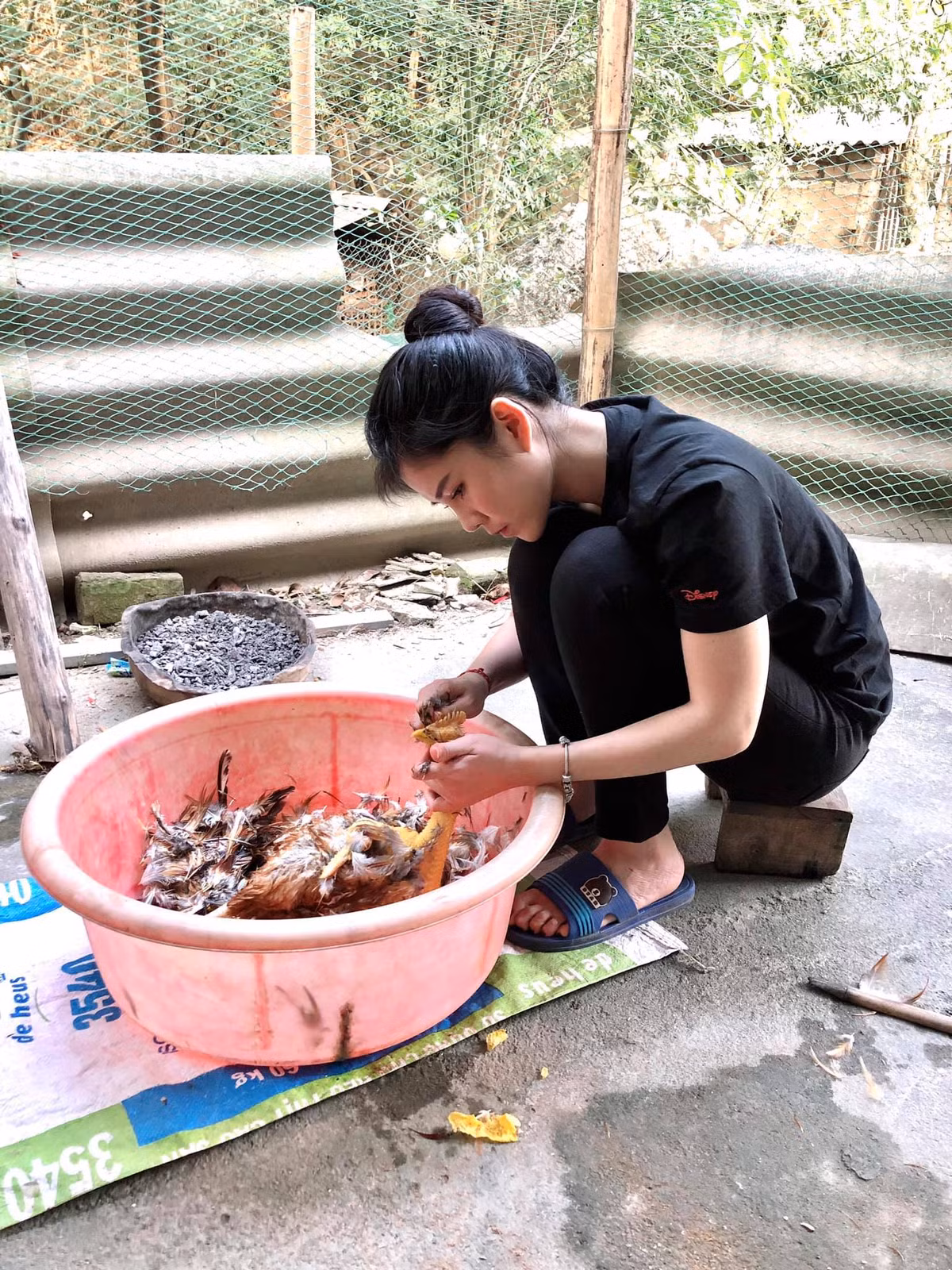 Đặc biệt, việc cô không ngại lăn xả ngồi vặt lông gà được mọi người tán thưởng.