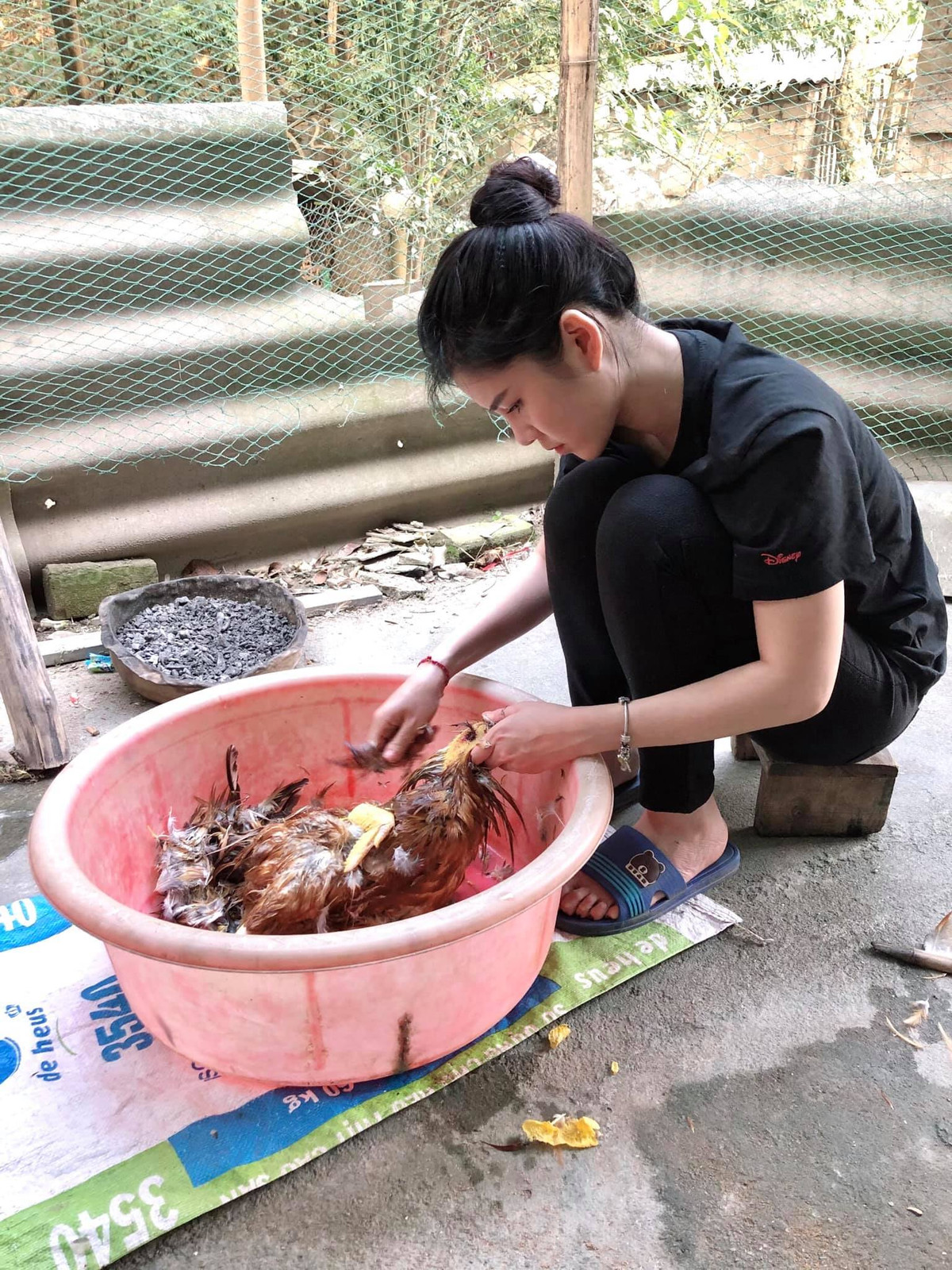 Khoảnh khắc ngay lập tức gây bão bởi sự giản dị, khác hẳn với khi ra ngoài hay đi làm của Thu Hoài.