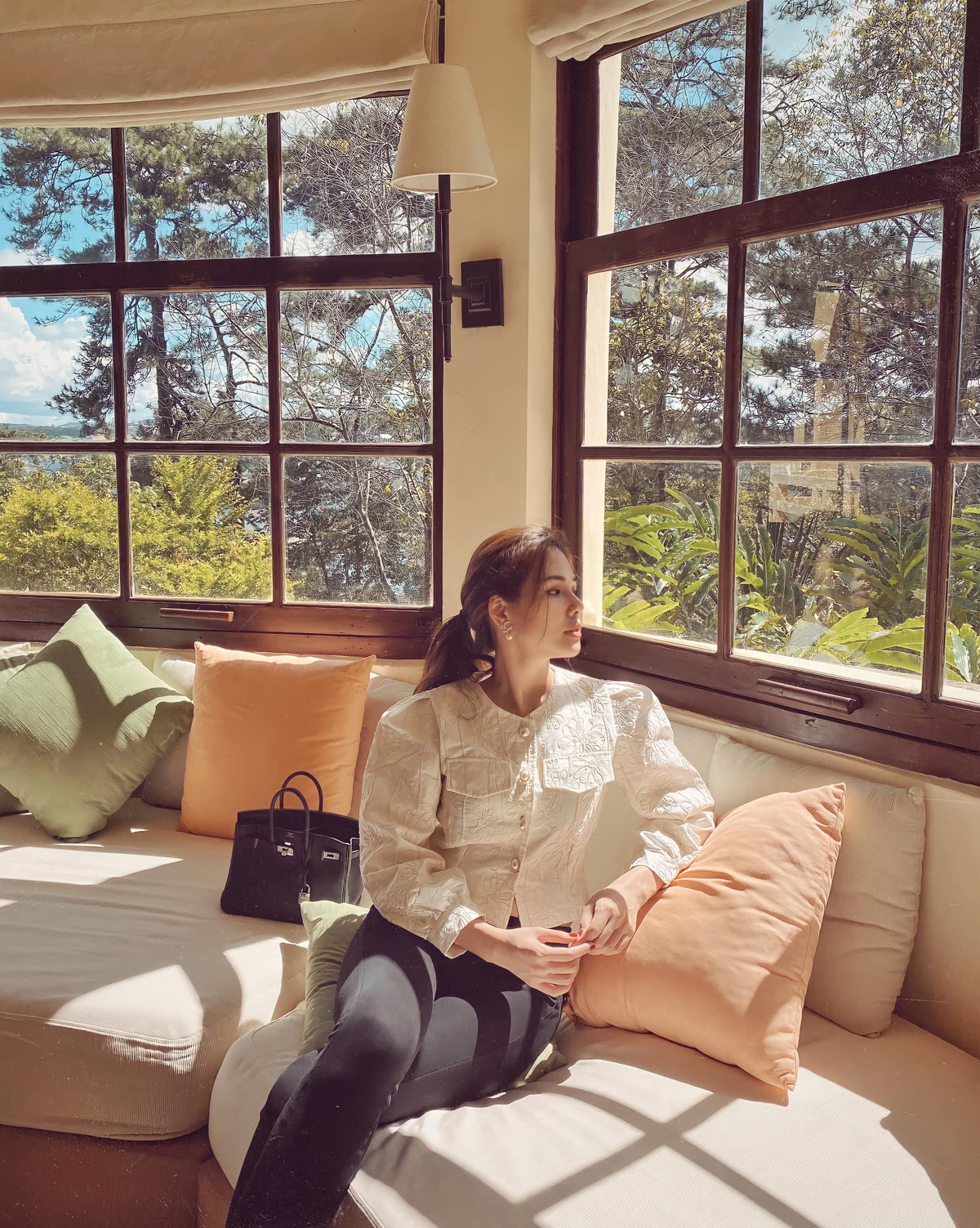 Chứng kiến cuộc sống sau đám cưới của Phanh Lee nhiều chị em thầm ngưỡng mộ và cho rằng cô nàng đang có những ngày chẳng khác gì "bà hoàng" khi được chồng cưng chiều hết mực.