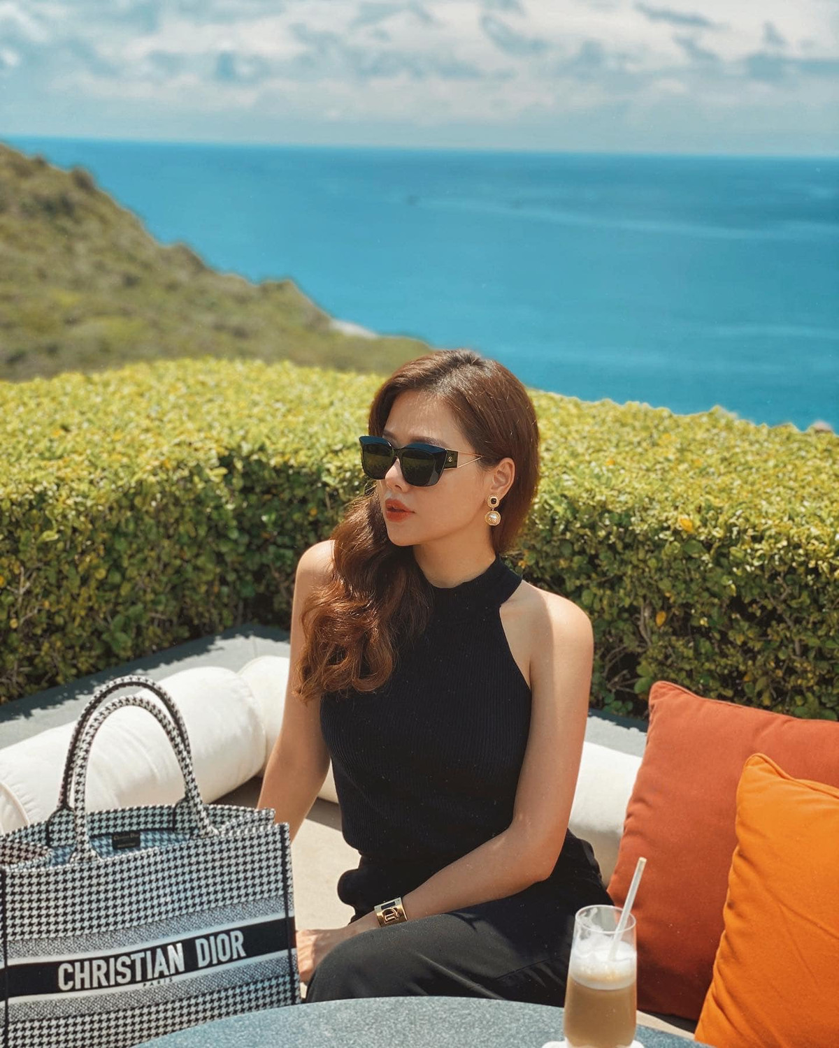 Dân tình đùa rằng hot girl xinh đẹp này chính là người truyền cảm hưng khiến dân tình muốn "cưới đi, chờ chi". Ảnh: FBNV, IGNV