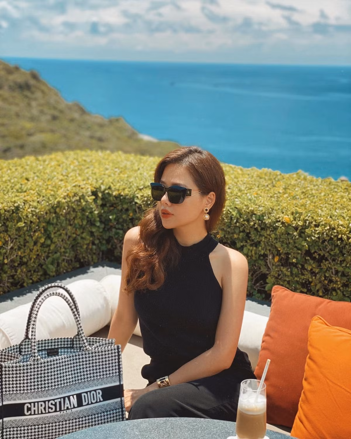 Dân tình đùa rằng hot girl xinh đẹp này chính là người truyền cảm hưng khiến dân tình muốn "cưới đi, chờ chi". Ảnh: FBNV, IGNV