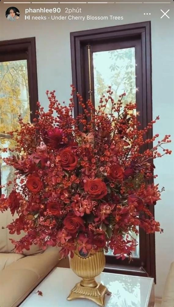 Hoa hồng được cô nàng bày biện cho căn biệt thự đỏ rực cả một góc.