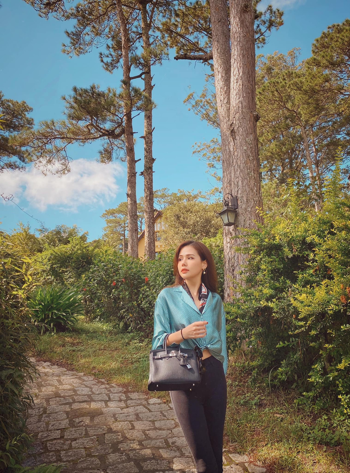 Là một người rất kín tiếng trong chuyện đời tư, vì thế việc Phanh Lee đăng tải hình ảnh một phần không gian căn biệt thự của mình lên MXH đã khiến dân tình không khỏi choáng ngợp.