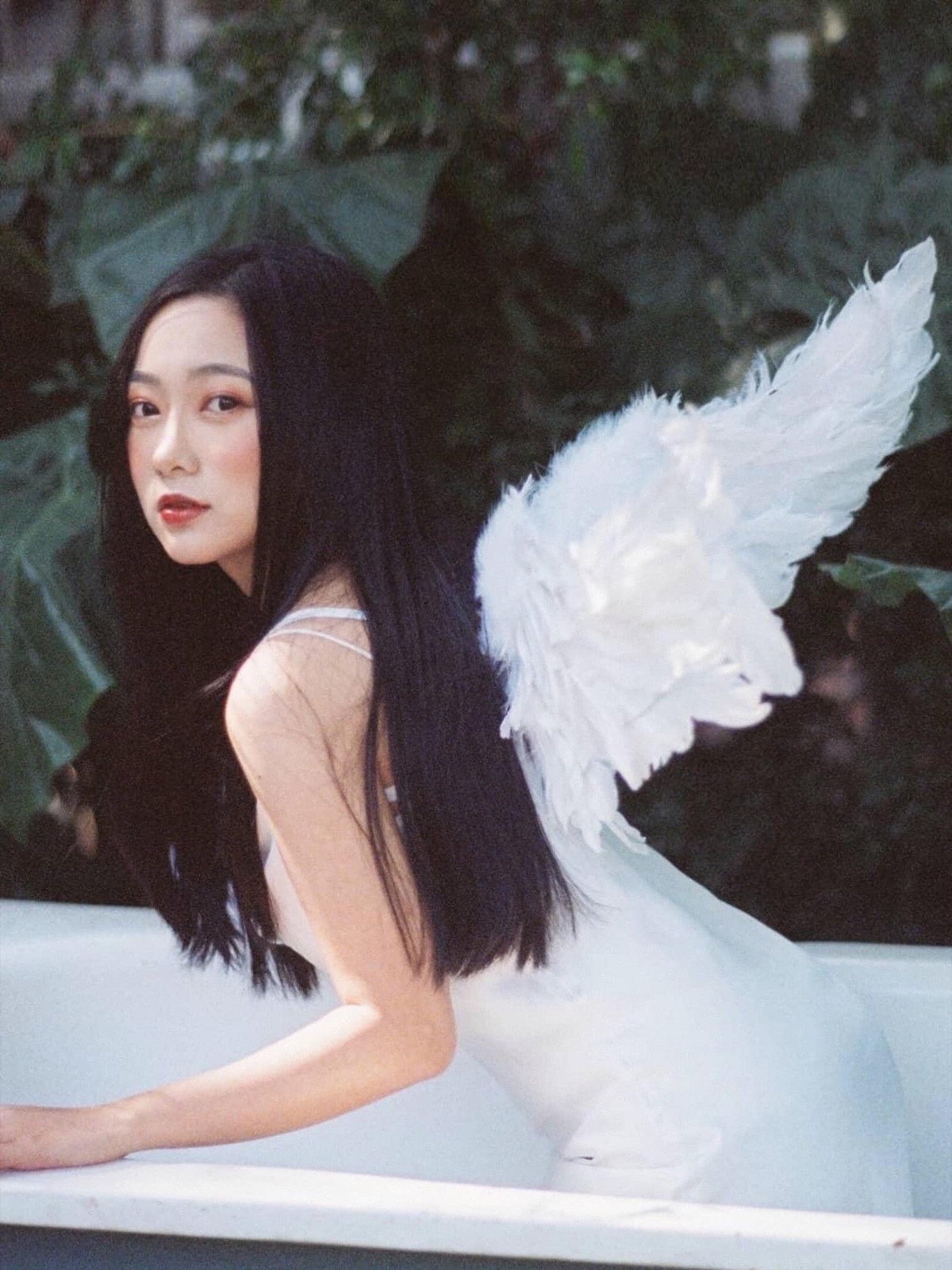 Từng theo học sư phạm Toán (Đại học Thủ Đô Hà Nội) nhưng cô lại bén duyên với nghệ thuật và nhiếp ảnh từ rất sớm.