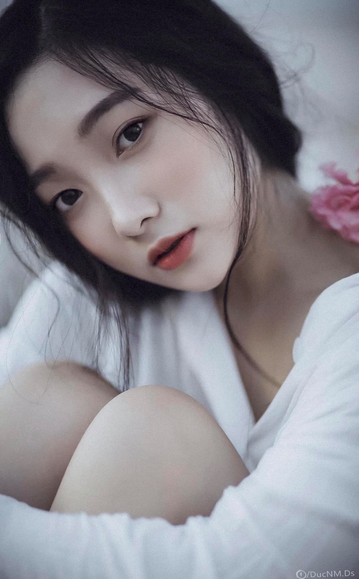 Gái xinh 9x cao 1m52, nặng khoảng 42kg và sở hữu làn da trắng, bờ môi mỏng dỗi hờn, ánh mắt trong veo mơ màng.