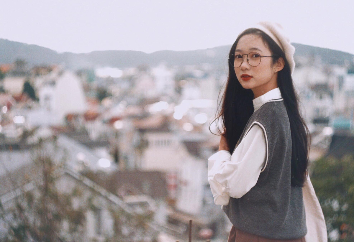 Ở nhiều góc chụp khác nhau, Tiêu Hạ có nét đẹp pha trộn của nhiều diễn viên Trung Quốc nổi tiếng.