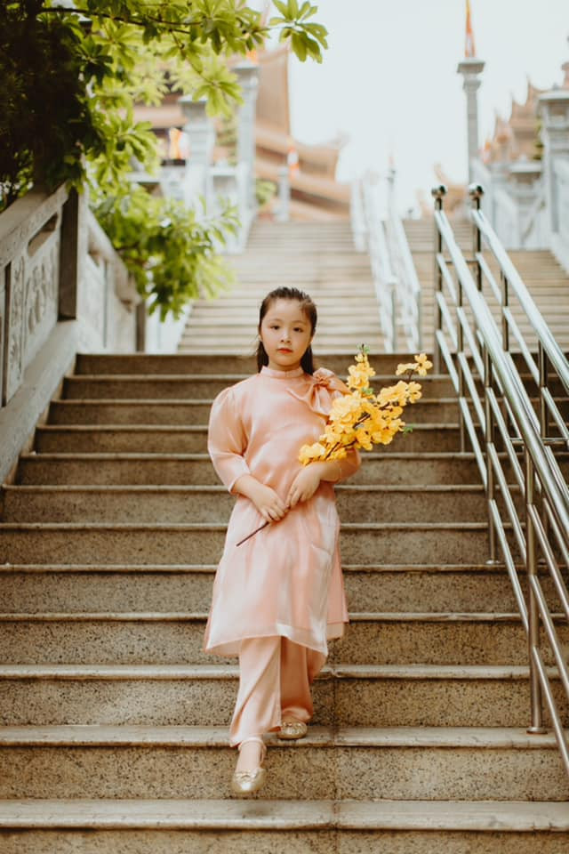 Cô bé Cadie Mộc Trà không chỉ biết làm điệu mà còn biết tạo dáng "chuyên nghiệp" trước ống kinh máy ảnh khiến cư dân mạng thích thú.