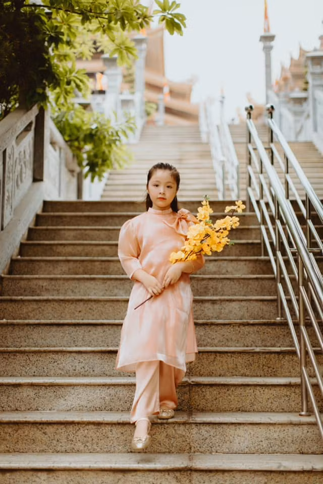 Cô bé Cadie Mộc Trà không chỉ biết làm điệu mà còn biết tạo dáng "chuyên nghiệp" trước ống kinh máy ảnh khiến cư dân mạng thích thú.