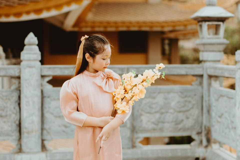 Dù mới chỉ 7 tuổi, nhưng trong từng khoảnh khắc có thể dễ dàng nhận ra bóng dáng của một “mỹ nhân” trong tương lai.