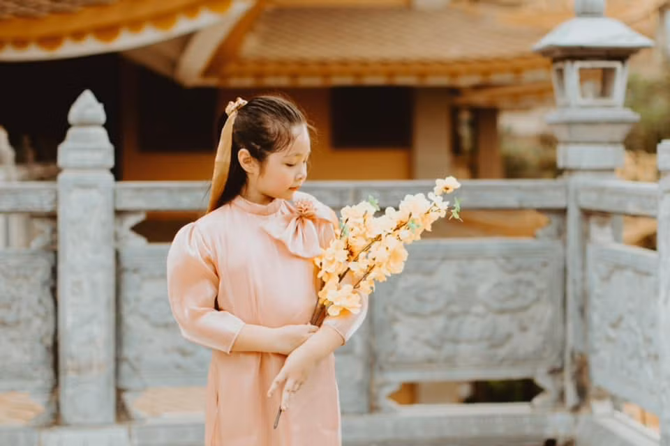 Dù mới chỉ 7 tuổi, nhưng trong từng khoảnh khắc có thể dễ dàng nhận ra bóng dáng của một “mỹ nhân” trong tương lai.