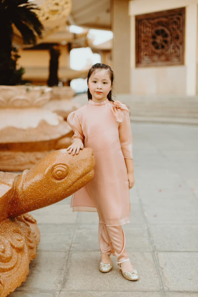 Cô bé thường được mẹ Elly Trần đăng tải hình ảnh trên mạng xã hội và vì thế, dù còn nhỏ nhưng em đã sở hữu lượng người hâm mộ đông đảo.