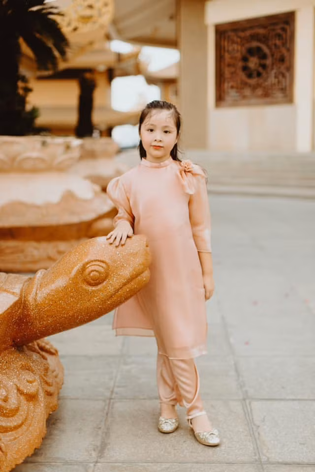 Cô bé thường được mẹ Elly Trần đăng tải hình ảnh trên mạng xã hội và vì thế, dù còn nhỏ nhưng em đã sở hữu lượng người hâm mộ đông đảo.