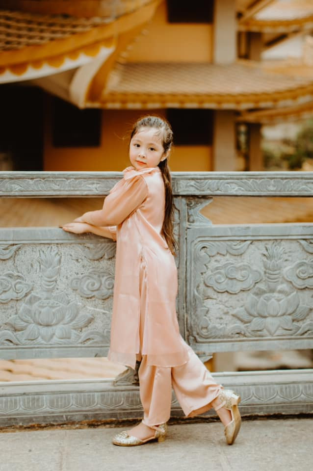 Sau khi được chia sẻ, những hình ảnh này của con gái Elly Trần đã nhanh chóng nhận được hàng chục nghìn lượt yêu thích và hàng trăm bình luận khen ngợi từ mọi người.