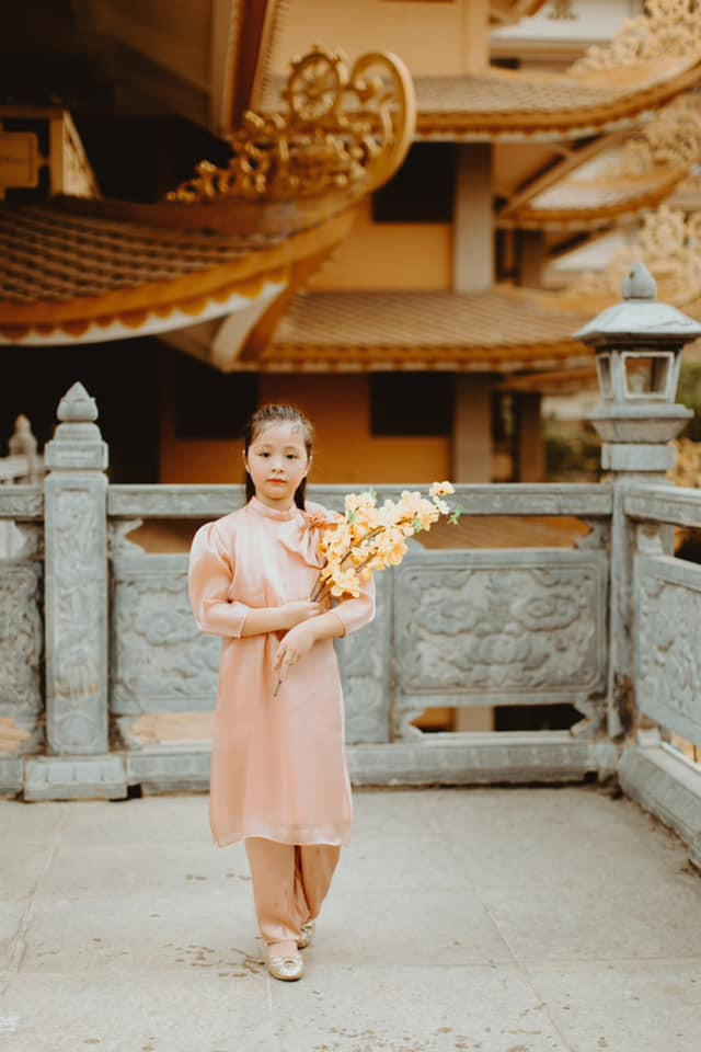 Có thể nói cô bé Cadie Mộc Trà đã thành công đốn tim mọi người bởi nhan sắc ngày càng xinh đẹp mà cụ thể là đôi mắt to tròn long lanh.