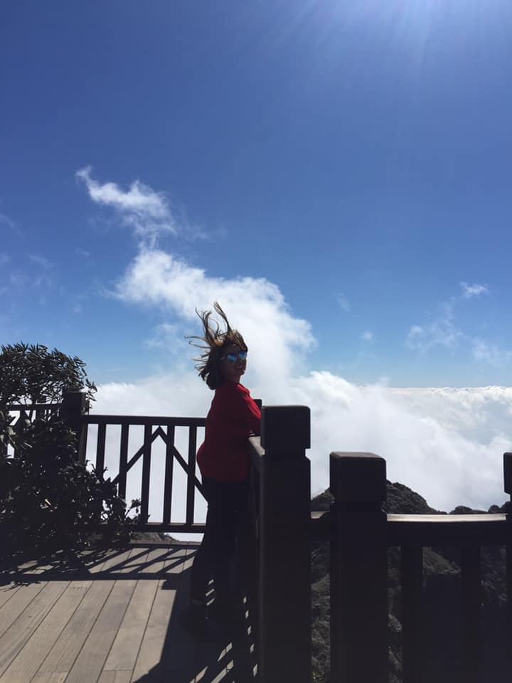 Muốn "sống ảo" lắm mà tóc cứ dựng ngược hết cả lên.