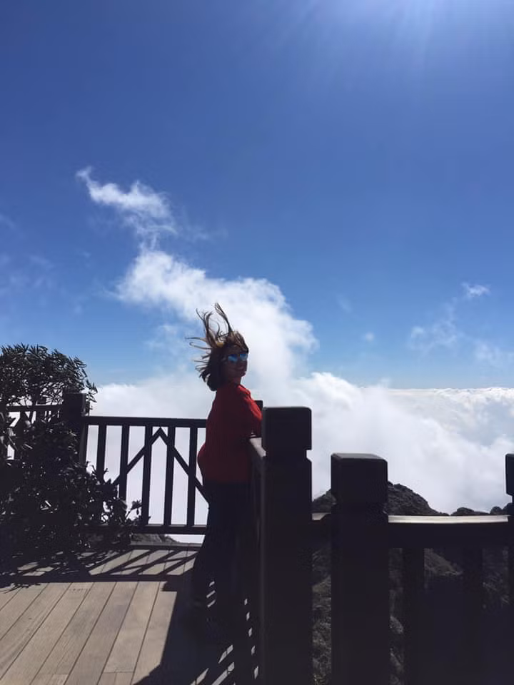 Muốn "sống ảo" lắm mà tóc cứ dựng ngược hết cả lên.