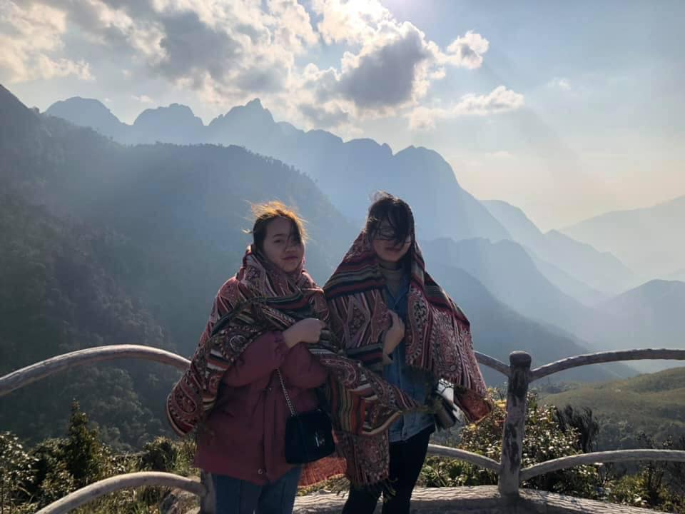 Cảnh đẹp, view đẹp, có đứa bạn thân nữa... mọi thứ có vẻ sẽ ổn hơn nhiều nếu như Sapa lặng gió.