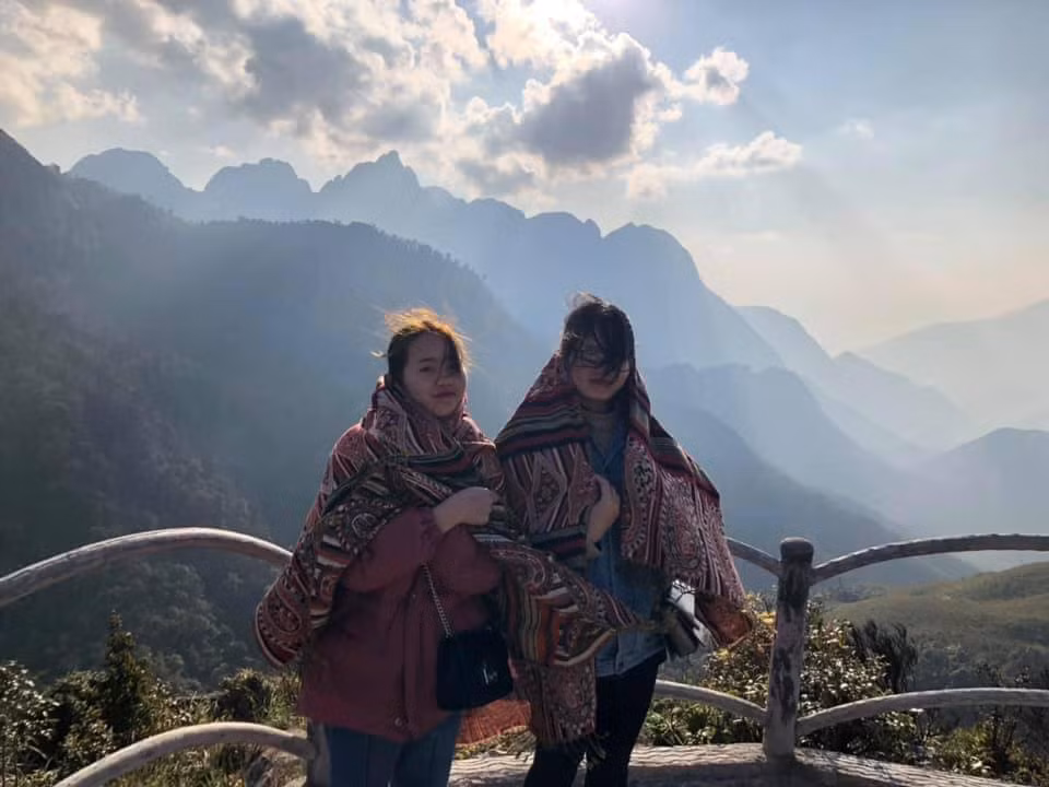 Cảnh đẹp, view đẹp, có đứa bạn thân nữa... mọi thứ có vẻ sẽ ổn hơn nhiều nếu như Sapa lặng gió.