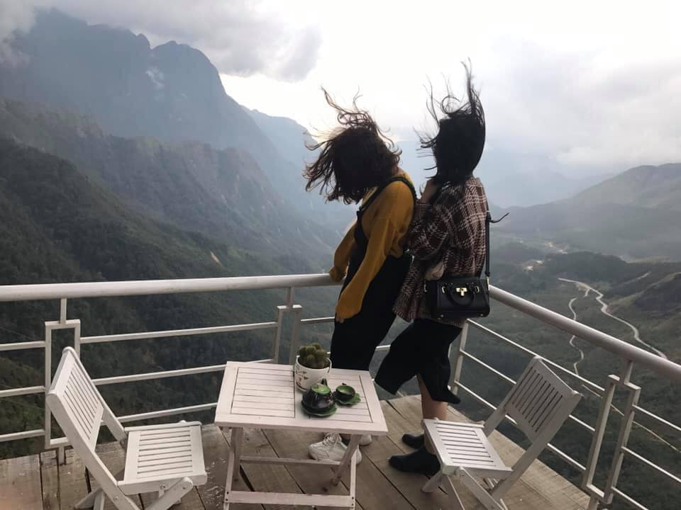 Dù bạn có chăm chút tóc đến mức nào thì khi chụp ảnh check-in Sapa cũng khó thoát khỏi cảnh tượng đầu tóc rối bời.