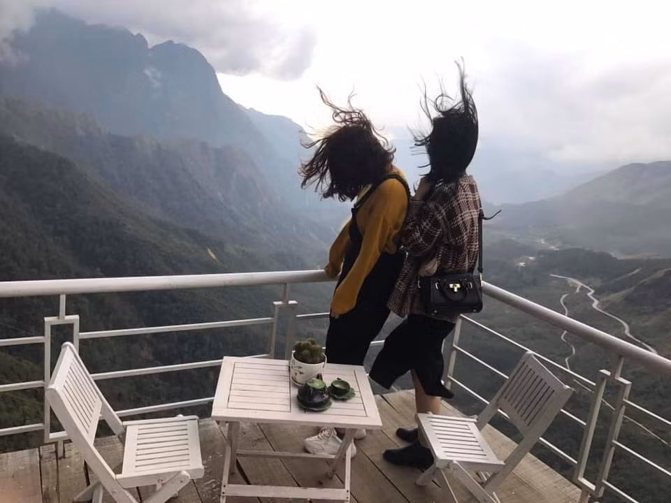 Dù bạn có chăm chút tóc đến mức nào thì khi chụp ảnh check-in Sapa cũng khó thoát khỏi cảnh tượng đầu tóc rối bời.