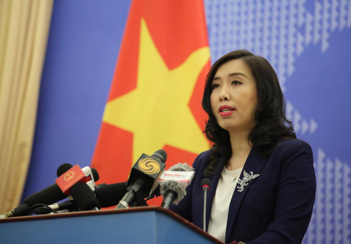 Bà Lê Thị Thu Hằng khẳng định quan điểm Việt Nam có đầy đủ bằng chứng lịch sử và cơ sở pháp lý để khẳng định chủ quyền của mình đối với quần đảo Hoàng Sa và quần đảo Trường Sa phù hợp với luật pháp quốc tế, do vậy “Mọi hoạt động liên quan đến hai quần đảo Trường Sa và Hoàng Sa mà không có sự cho phép của Việt Nam là vi phạm chủ quyền của Việt Nam và vô giá trị”. Ảnh: Người phát ngôn Bộ Ngoại giao Lê Thị Thu Hằng. Ảnh: Xuân Phú.