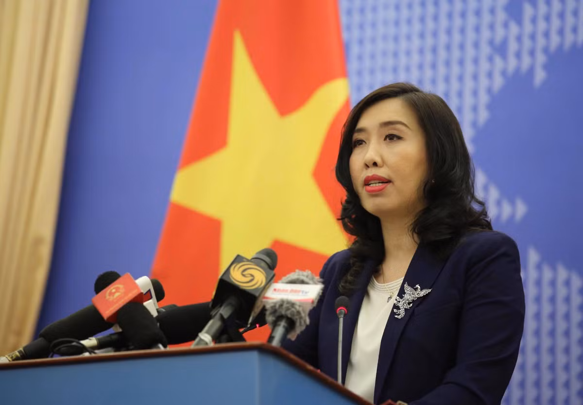 Bà Lê Thị Thu Hằng khẳng định quan điểm Việt Nam có đầy đủ bằng chứng lịch sử và cơ sở pháp lý để khẳng định chủ quyền của mình đối với quần đảo Hoàng Sa và quần đảo Trường Sa phù hợp với luật pháp quốc tế, do vậy “Mọi hoạt động liên quan đến hai quần đảo Trường Sa và Hoàng Sa mà không có sự cho phép của Việt Nam là vi phạm chủ quyền của Việt Nam và vô giá trị”. Ảnh: Người phát ngôn Bộ Ngoại giao Lê Thị Thu Hằng. Ảnh: Xuân Phú.