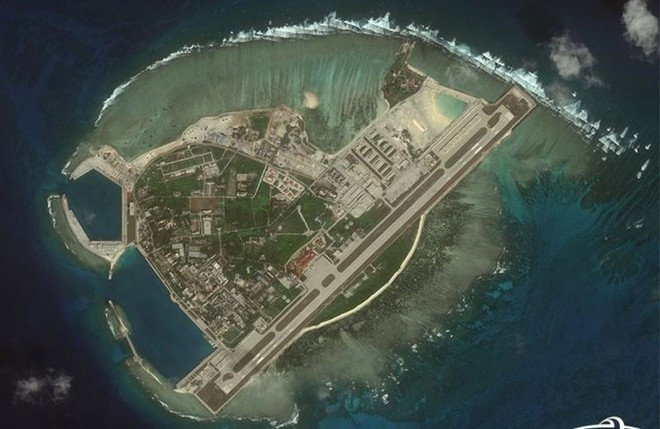 Trang tin này còn dẫn phân tích của giáo sư chuyên ngành luật hàng hải quốc tế James Kraska thuộc Đại học Hải chiến Mỹ rằng Trung Quốc có thể đang thiết lập mạng lưới cáp ngầm nhằm phục vụ cho việc liên lạc quân sự được mã hóa giữa các căn cứ của nước này. Ông Kraska cho rằng Trung Quốc cũng có thể đang thiết lập hệ thống giám sát âm thanh (SOSUS) ngầm dưới biển, bao gồm các sonar thụ động nhằm theo dõi hoạt động của tàu chiến tại khu vực. Ảnh: Trung Quốc xây dựng nhiều cơ sở hạ tầng phi pháp trên Đảo Phú Lâm - Nguồn ảnh: AMTI/CSIS 