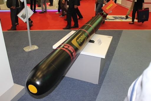 Nhiệm vụ của hệ thống bao gồm cung cấp dữ liệu chỉ thị mục tiêu cho ngư lôi tầm nhiệt nhỏ hơn, dựa trên dữ liệu được cung cấp bởi các hệ thống sonar và phòng chỉ huy của tàu. Phát hiện và phân loại về ngư lôi tấn công, xác định các thông số di chuyển của nó và thiết lập dữ liệu chỉ thị mục tiêu thực hiện chống ngư lôi… Ảnh trong bài: Ngư lôi của Aselsan.