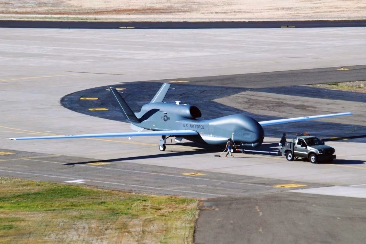 Được biết RQ-4 của không quân Mỹ sẽ làm nhiệm vụ song song với RQ-4C Triton của lực lượng hải quân có trụ sở tại đảo Guam.