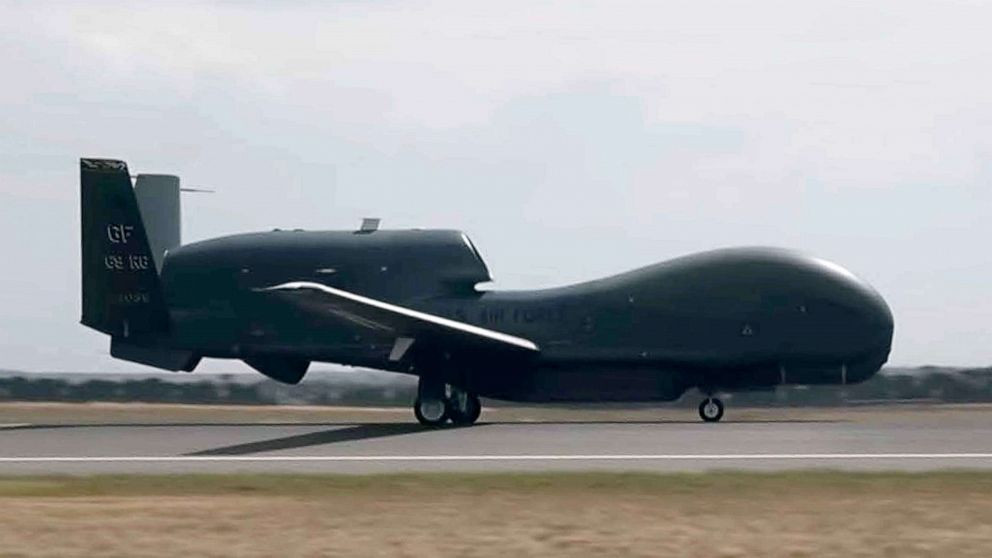 So với máy bay U-2, máy bay do thám RQ-4 Global Hawk không cần người điều khiển trực tiếp, nó có thể lửng lơ trên bầu trời của đối phương hàng ngày liền trước khi phải trở về căn cứ để tiếp nhiên liệu.