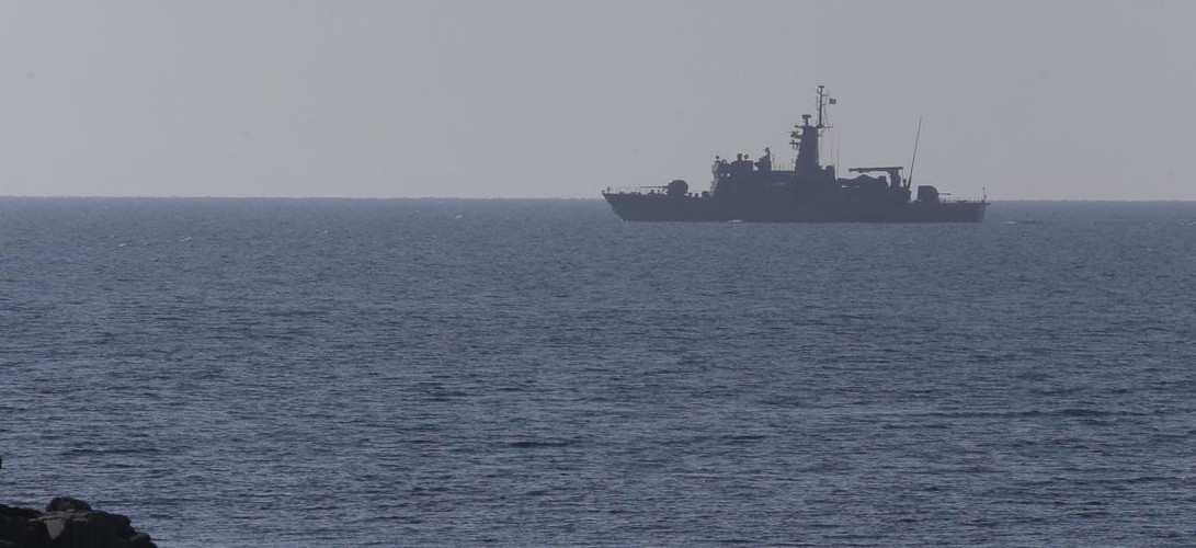 Sự kiện trên diễn ra chỉ một ngày sau khi các bộ trưởng ngoại giao của Hy Lạp và Italia ký kết tại Athens một thỏa thuận phân định ranh giới của vùng đặc quyền kinh tế ở Biển Ionia, ngăn cách hai nước láng giềng.