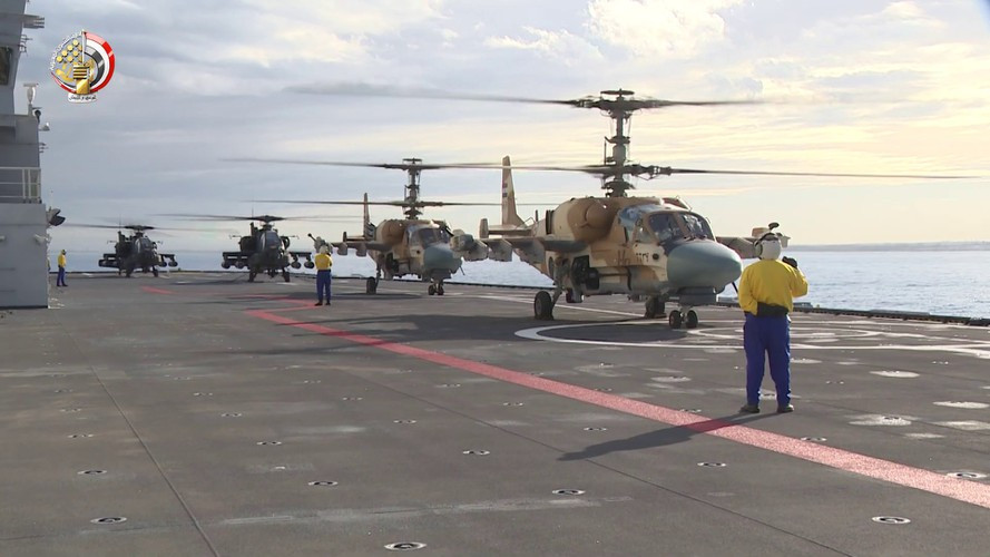 "Sự xuất hiện của con tàu khổng lồ tại địa điểm này và sau đó tiến vào lãnh hải Libya cho thấy sự tích tụ của một nhóm tác chiến lớn", nguồn tin cho biết và đăng tải bức ảnh tương ứng kèm theo.