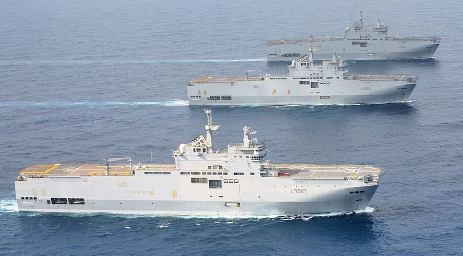 Mistral có thể dùng làm tàu chỉ huy và điều khiển với một trung tâm điều hành tác chiến rộng 850 m2. Thông tin từ các thiết bị thu nhận của tàu được tập trung vào hệ thống SENIT-9 cực kỳ tinh vi.