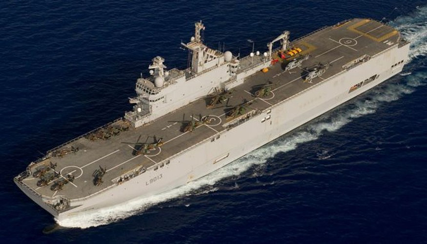 Nếu trang bị thêm dốc nhảy trượt dài 15 - 20 m, Mistral có thể đảm nhiệm vai trò của tàu sân bay hạng nhẹ, đáp ứng việc triển khai các máy bay cất hạ cánh thẳng đứng hoặc đường băng ngắn kiểu AV-8B Harrier và F-35B.