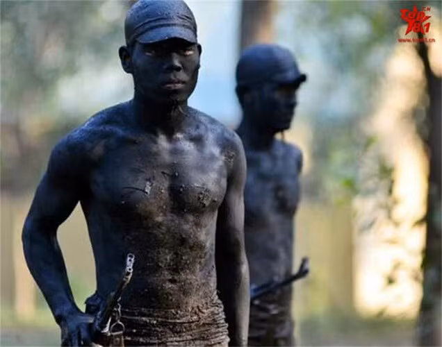 Tiền thân của Đặc công Việt Nam thành lập từ trong thời gian kháng chiến chống Pháp từ năm 1946 đến 1954. Hồi đó các mặt trận ở Việt Nam tổ chức ra một số phân đội nhỏ tinh nhuệ và gan dạ để làm các nhiệm vụ đặc biệt. Những đơn vị này chuyên tập kích vào các cơ sở trọng yếu của quân Pháp khiến đối phương ăn không ngon ngủ không yên.