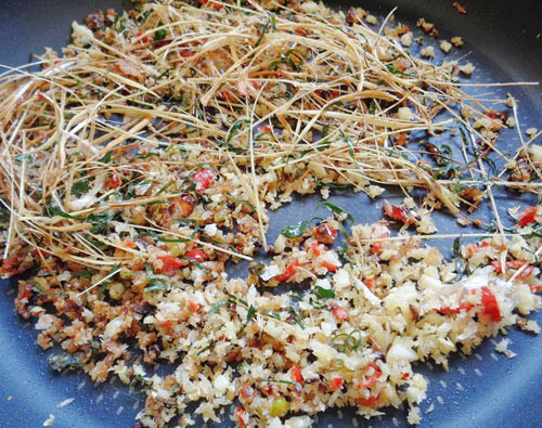 Tiếp theo nhặt rửa sạch và thái xả, gừng thành sợ dài. Sơ chế xong các nguyên liệu bạn hãy bắc chảo lên bếp đổ dầu ăn vào và cho xả với gừng vào chiên vàng giòn rồi vớt ra đĩa cho ráo dầu.