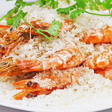 Nguyên liệu món tôm rang muối: 500 gram tôm sú tươi, sả, sừng, 50 bột gạo nếp, 20g bột đậu xanh, 1 thìa muối hạt, bột chiên khô. Ảnh: Yeunoitro.