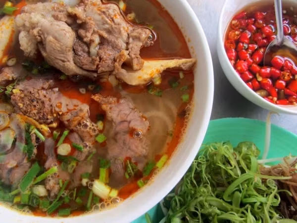 Bún bò Huế là món ăn trưa khách Tây mê nhất Sài Gòn. Họ đánh giá đây là một món ăn tổng hợp rất nhiều nguyên liệu: bún, bắp bò, nạm bò, gân bò, xương ống, sả, gừng, tỏi, hành tây, giò heo.