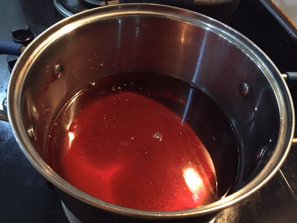 Các bước làm tôm chua đúng chất Huế. Đầu tiên lấy 1,5 bát nước mắm có độ đạm cao đun sôi với 1,5 bát đường kính trắng sau đó để nguội.