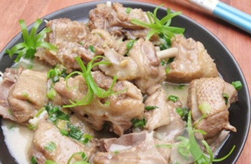 Rán xong ngan, bạn hãy lấy chiếc nồi lớn bỏ toàn bộ thịt ngan vào, cho nước cốt dừa và gia vị vừa phải và đun nhỏ lửa.