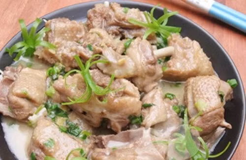 Rán xong ngan, bạn hãy lấy chiếc nồi lớn bỏ toàn bộ thịt ngan vào, cho nước cốt dừa và gia vị vừa phải và đun nhỏ lửa.