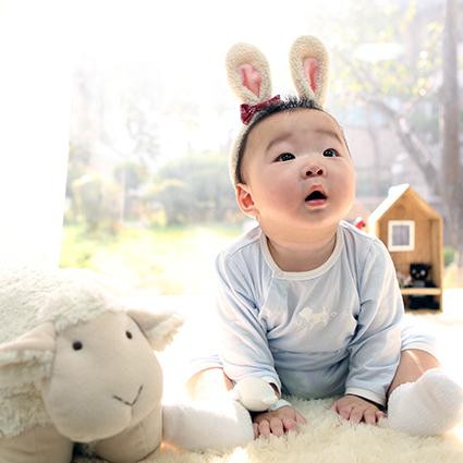 Daehan là anh cả trong ba anh em, cậu bé sinh trước hai em chỉ có 4 phút nhưng luôn thể hiện sự trưởng thành và ra dáng ông anh chững chạc.