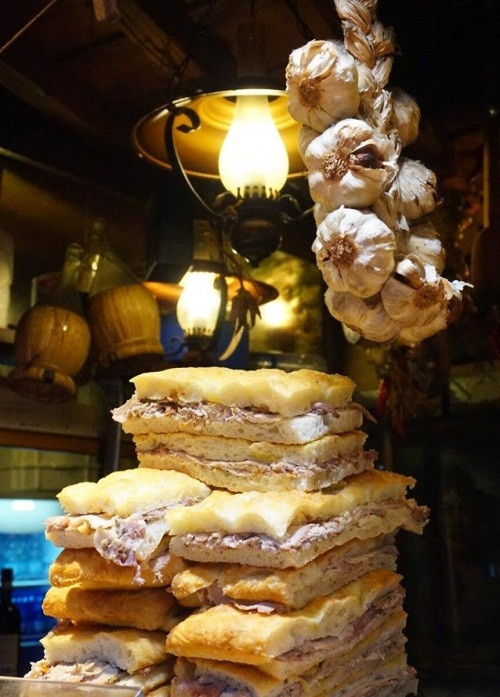 Lớp vỏ bánh mì của món bánh mì Panini thường khá cứng và đặc nhưng ngược lại phần nhân lại rất mềm và nhiều sốt. Sự kết hợp hài hòa giữa 2 thành phần khác biệt khiến chiếc bánh ngon bất ngờ.