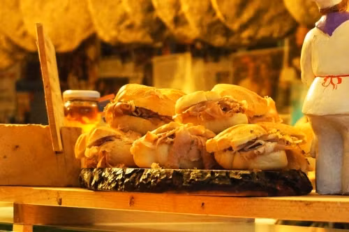 Ở Italy, Panini, mẩu bánh mì kẹp thịt, phô mai và một vài loại rau đặc trưng nướng giòn là một thức ăn nhanh vô cùng phổ biến. Món bánh mì Panini cũng là món ăn đặc biệt ưa thích và ít khi bị du khách bỏ qua khi tới Ý.